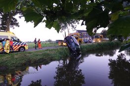 Auto te water in Berkhout na 'uitwijkmanoeuvre'