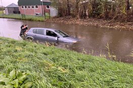 Auto te water langs de Venneweg in Berkhout