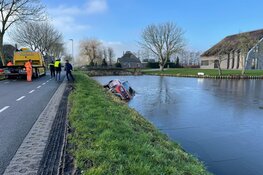 Handrem vergeten: auto te water in Berkhout