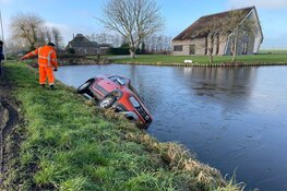 Handrem vergeten: auto te water in Berkhout