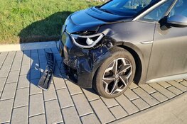 Botsing met schade op rotonde in Obdam