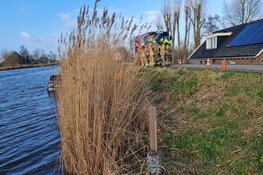Auto te water gereden in Ursem, bestuurder ongedeerd