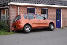 Automobilist onwel in Avenhorn en rijdt tegen huis