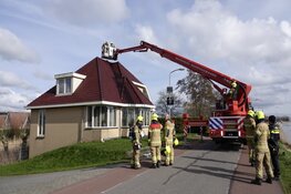 Schoorsteenbrand bij woning in Ursem