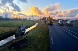 Bestelbus op de kop in de sloot na ongeval op N194