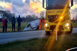 Bestelbus op de kop in de sloot na ongeval op N194